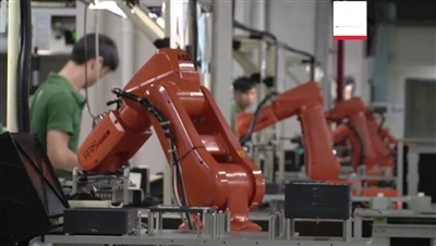 Pramoniniai robotai leidžia tvirtinimo detalėms ir kitoms įmonėms sumažinti i...